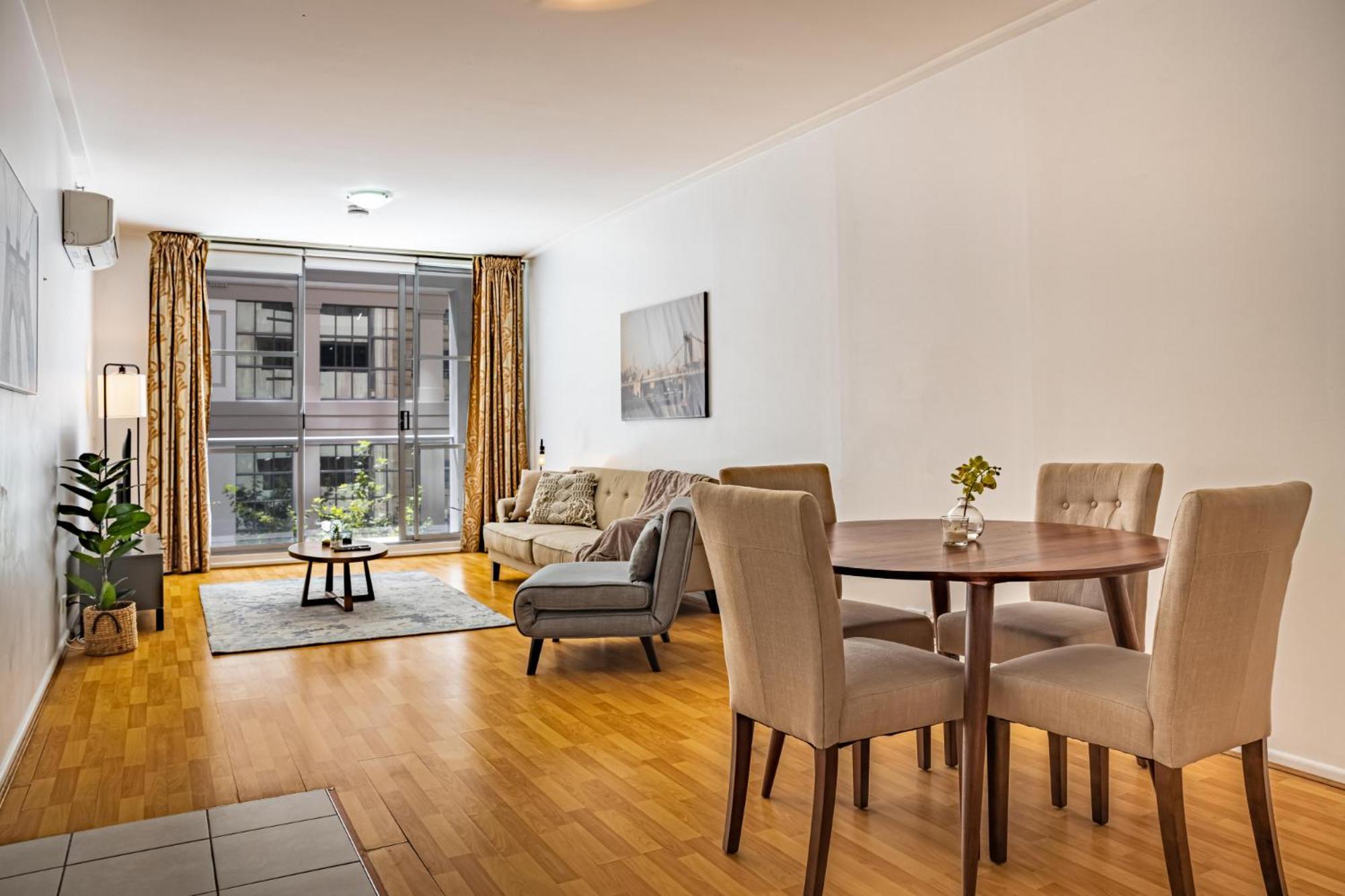 Stylish With Pool & Gym In Heart Of *