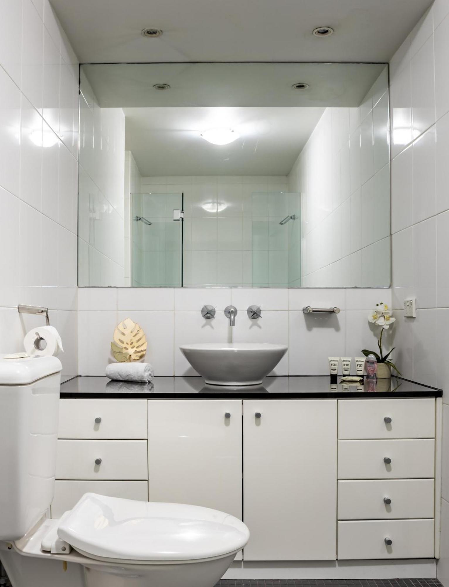 Stylish With Pool & Gym In Heart Of Apartment