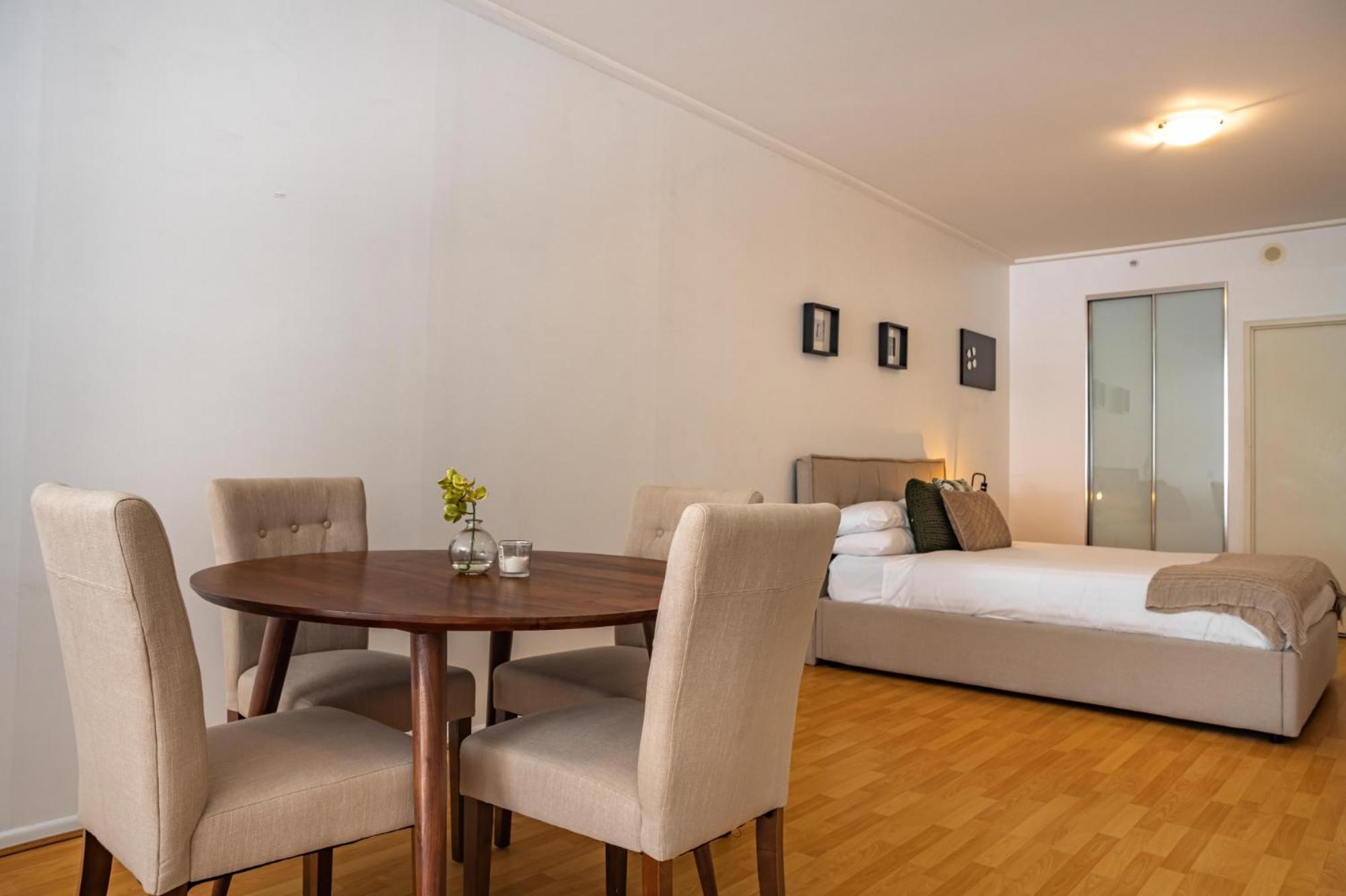 Apartment Stylish With Pool & Gym In Heart Of *