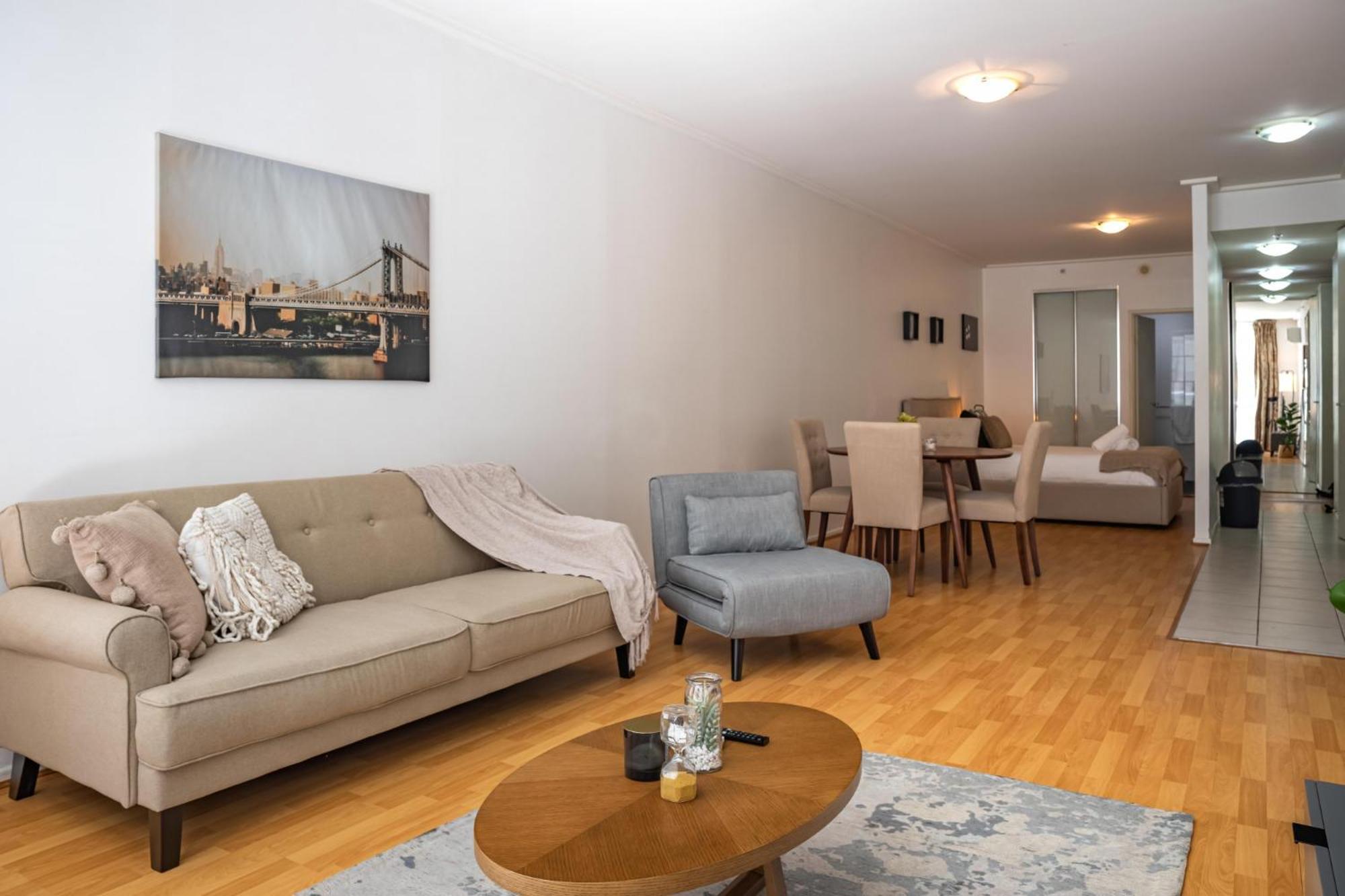Stylish With Pool & Gym In Heart Of