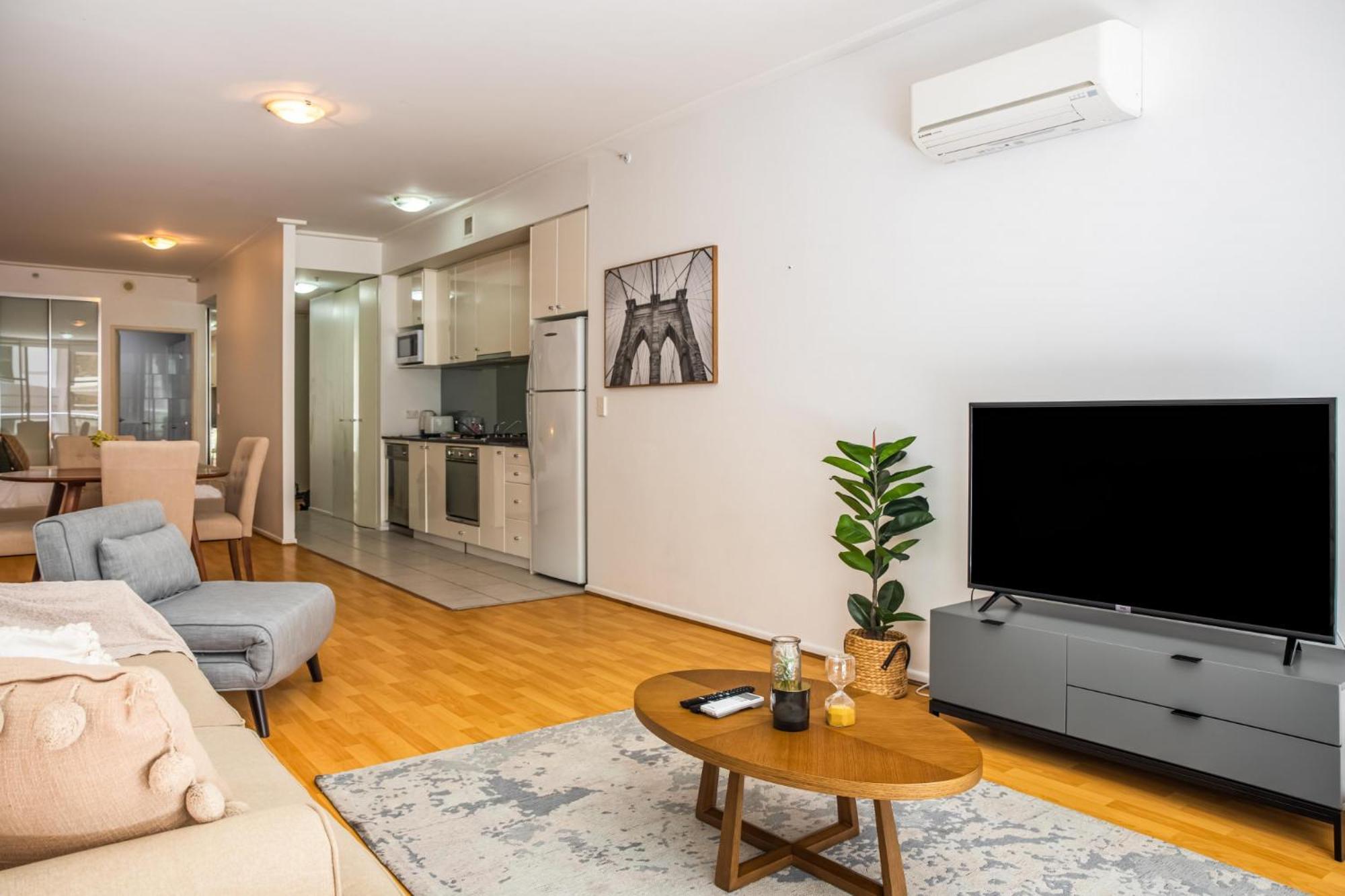 Stylish With Pool & Gym In Heart Of Apartment