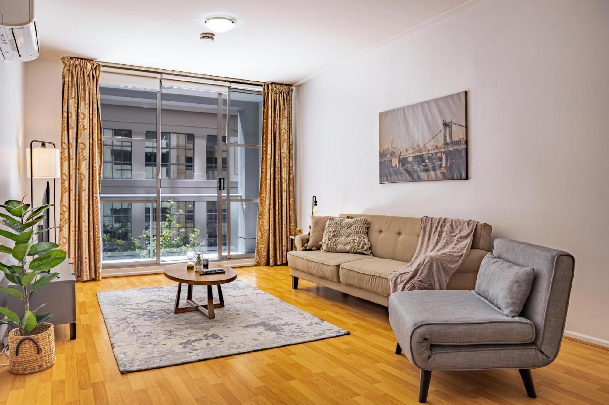 Stylish With Pool & Gym In Heart Of